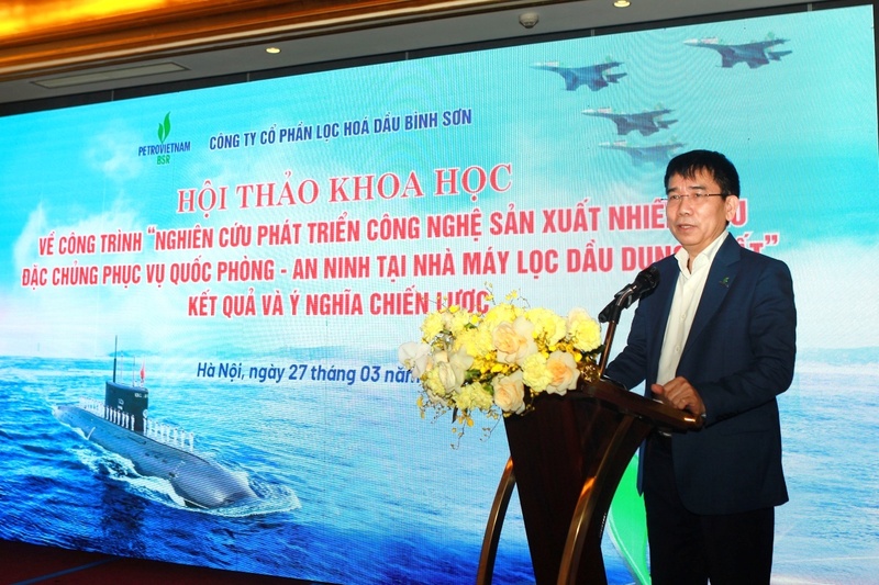 TS. Lê Xuân Huyên chia sẻ, công trình tự chủ nhiên liệu đặc chủng phục vụ quốc phòng, an ninh của NMLD Dung Quất đã góp phần thực hiện nhiệm vụ nâng cao tính sẵn sàng chiến đấu cho lực lượng vũ trang và bảo vệ vững chắc chủ quyền quốc gia. Ảnh BSR