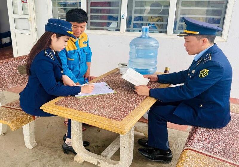 Xử lý nghiêm những doanh nghiệp có hành vi găm hàng tạo khan hiếm giả, bán không đúng giá niêm yết, tự ý tăng giá… Ảnh: QLTT Thanh Hóa