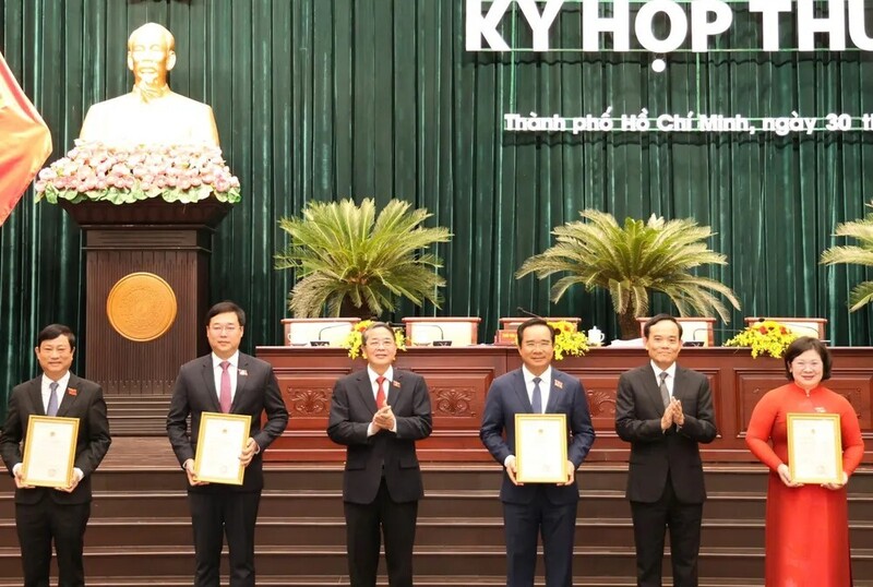 Bí thư Thành ủy TP. Hồ Chí Minh Trần Lưu Quang và Phó Chủ tịch Quốc hội Nguyễn Đức Hải trao chứng nhận đại biểu cho các đại biểu HĐND TP. Hồ Chí Minh khóa XI. Ảnh: Việt Dũng.