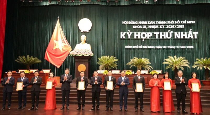 Phó Chủ tịch Quốc hội Nguyễn Đức Hải và Chủ tịch UBND TP. Hồ Chí Minh Nguyễn Văn Được trao chứng nhận đại biểu đến các đại biểu HĐND TP. Hồ Chí Minh khóa XI. Ảnh: Việt Dũng.