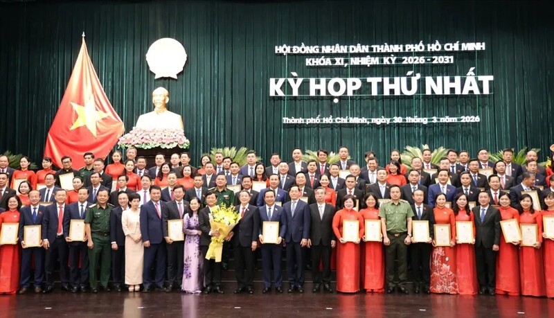 Lãnh đạo Quốc hội và lãnh đạo TP. Hồ Chí Minh và các đại biểu HĐND TP. Hồ Chí Minh khóa XI. Ảnh: Việt Dũng.