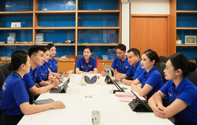 Khoác lên màu áo Đoàn Thanh niên, đội ngũ tiếp viên không chỉ thực hiện nhiệm vụ phục vụ thường nhật mà còn mang đến một hình ảnh mới, trẻ trung, nhiệt huyết và đầy tinh thần cống hiến. Trên hành trình đặc biệt này, mỗi nụ cười, mỗi cử chỉ phục vụ đều trở thành cách tuổi trẻ Vietnam Airlines  lan tỏa giá trị khác biệt, vượt lên trên khuôn khổ của một chuyến bay thông thường. Ảnh: VNA