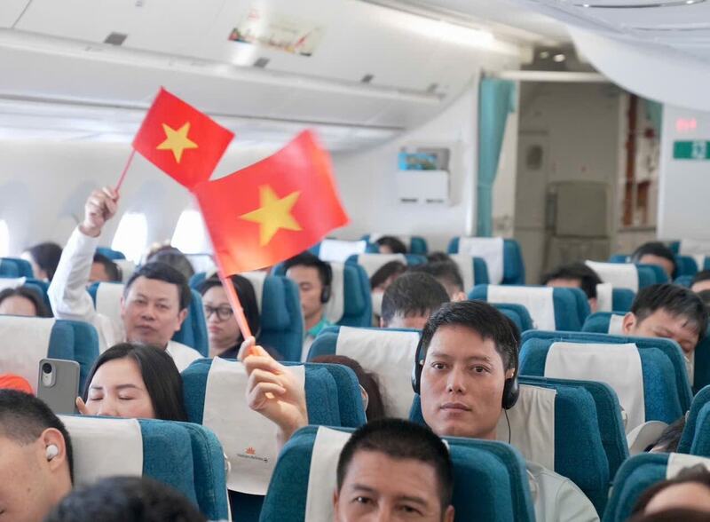 Không khí trên chuyến bay đặc biệt trở nên sôi động hơn bao giờ hết với các tiết mục văn nghệ do tiếp viên trình bày. Những bài hát về tuổi trẻ, về quê hương vang lên giữa tầng mây, kết nối mọi thế hệ hành khách có mặt trên hành trình bay đặc biệt.