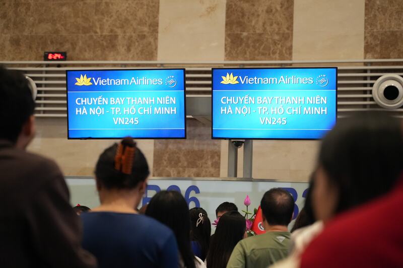 Trên màn hình hiển thị thông tin bay (FID) tại nhà ga T1, sân bay Nội Bài, dòng chữ “Chuyến bay Thanh niên” xuất hiện nổi bật với nhận diện riêng biệt. Không khí sảnh chờ trở nên sôi nổi, mang theo dấu ấn tươi mới của những ngày tháng Ba rực rỡ.