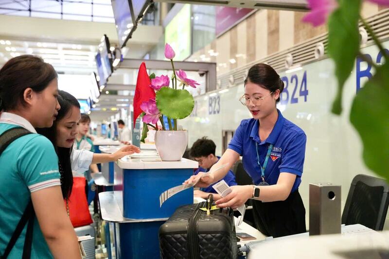 Khu vực làm thủ tục được bố trí riêng với hình ảnh kỷ niệm 95 năm Ngày thành lập Đoàn.