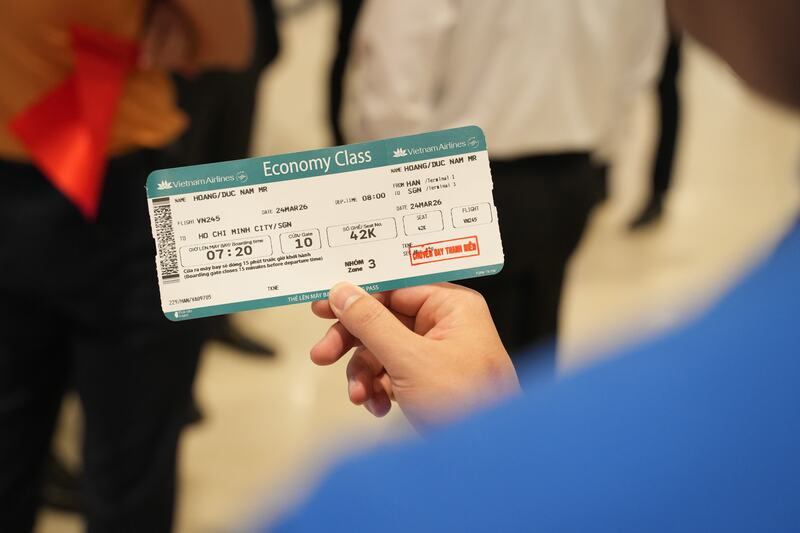 Từng tấm thẻ lên tàu bay được đóng dấu xác nhận "Chuyến bay Thanh niên" như một món quà nhỏ nhưng ý nghĩa, giúp hành khách lưu giữ dấu mốc của một hành trình đặc biệt.