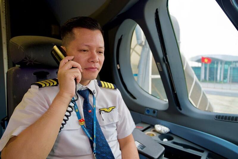 Đúng 8h20, giọng nói ấm áp của Cơ trưởng vang lên qua hệ thống loa: “Đây là hành trình bay đặc biệt mang tên Chuyến bay Thanh niên, được tổ chức nhân dịp kỷ niệm 95 năm ngày thành lập Đoàn Thanh niên Cộng sản Hồ Chí Minh. Toàn bộ hành trình hôm nay được phục vụ bởi lực lượng đoàn viên thanh niên Vietnam Airlines, thể hiện tinh thần xung kích, trách nhiệm và sự chuyên nghiệp của tuổi trẻ Hãng hàng không Quốc gia.”