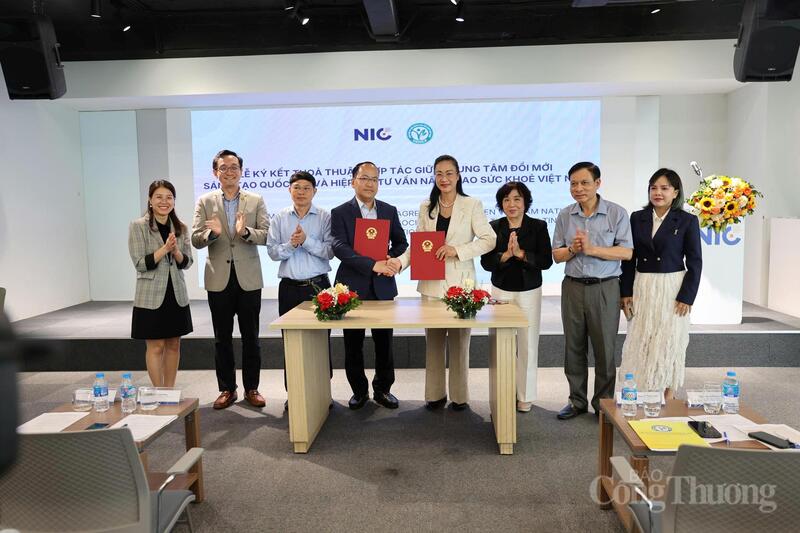NIC và Hiệp hội Tư vấn nâng cao sức khỏe Việt Nam ký kết thỏa thuận hợp tác dưới sự chứng kiến của lãnh đạo Bộ Y tế. Ảnh: TT