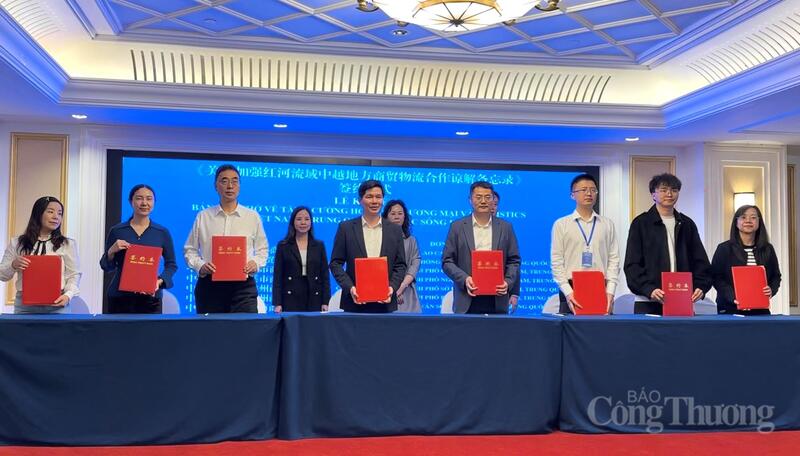 Các bên ký kết Bản ghi nhớ về tăng cường hợp tác thương mại và logictics Việt Nam - Trung Quốc lưu vực Sông Hồng. Ảnh: Đỗ Nga