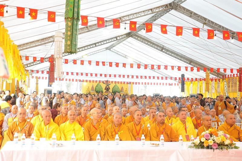 Đông đảo tăng ni, phật tử, nhân dân và du khách thập phương tham gia Đại lễ Hộ quốc tiêu tai, cầu an, cầu siêu Anh hùng liệt sĩ, đồng bào tử nạn tại Di tích quốc gia đặc biệt Bến tàu không số K15, phường Đồ Sơn, TP. Hải Phòng.