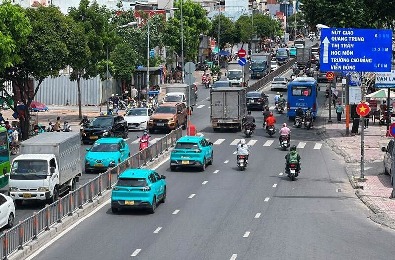 TP. Hồ Chí Minh đang bước vào thời điểm nắng nóng gay gắt, người dân khi ra đường cần chú ý che chắn cẩn thận để bảo vệ sức khỏe. Ảnh: Quỳnh Như