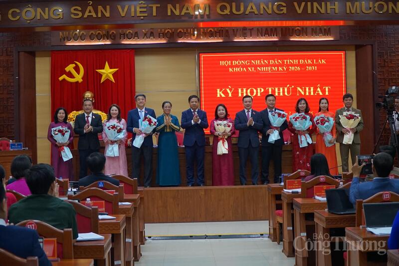 Lãnh đạo Tỉnh uỷ, UBND tỉnh chúc mừng các đại biểu giữ chức vụ Chủ tịch, các Phó Chủ tịch, các Trưởng ban HĐND tỉnh Đắk Lắk. Ảnh: Vũ Long