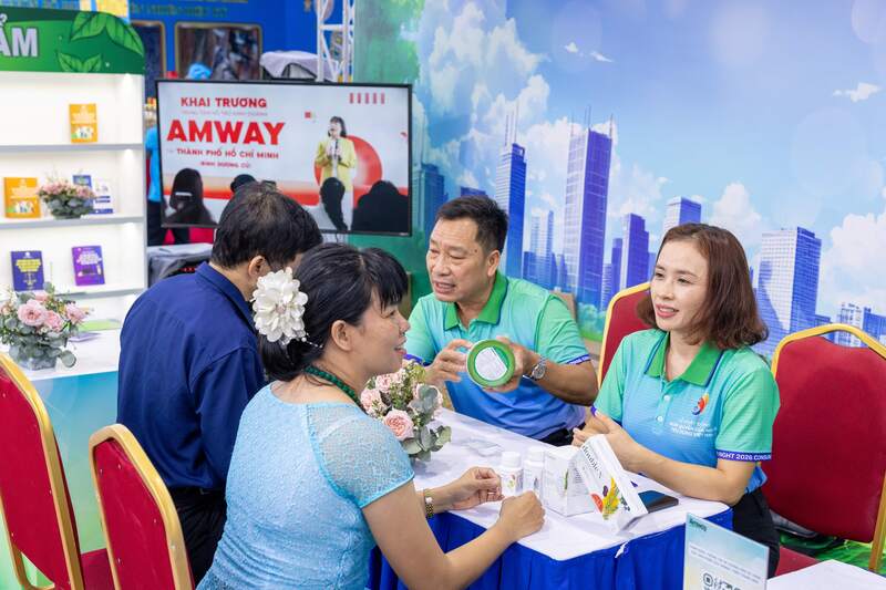 Tư vấn viên từ Amway trực tiếp chia sẻ thông tin, giúp người dân mua sắm thông thái tại gian hàng "Góc tư vấn tiêu dùng".