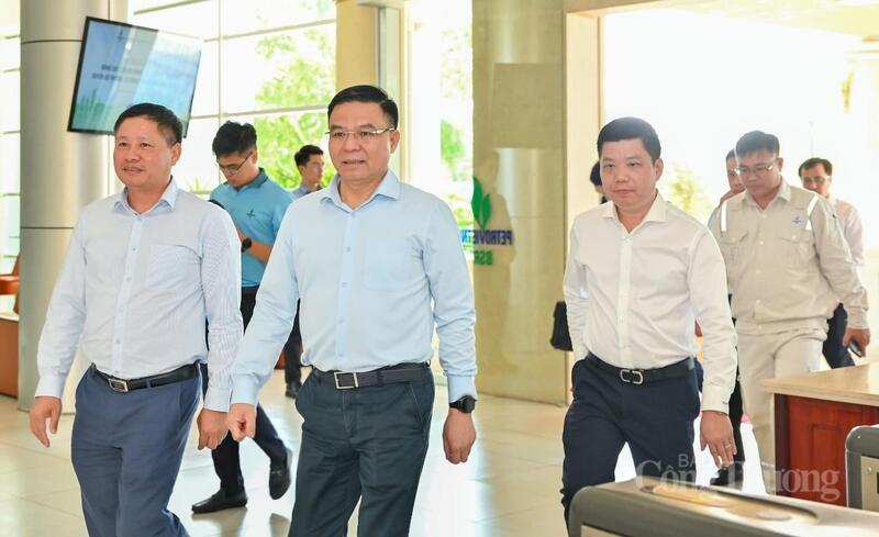 Quyền Bộ trưởng Lê Mạnh Hùng làm việc với BSR - Ảnh: Nam Nguyễn