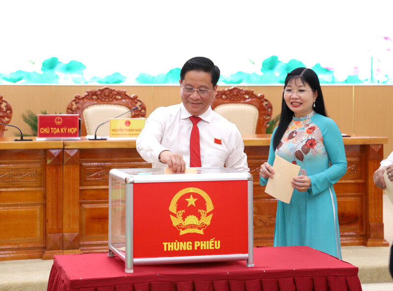 Đại biểu HĐND tỉnh An Giang bỏ phiếu bầu Chủ tịch UBND tỉnh An Giang. Ảnh: Nhật Huy