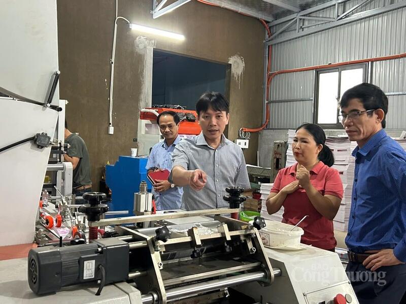 Lãnh đạo tỉnh Quảng Trị kiểm tra một mô hình sản xuất được hỗ trợ bằng nguồn vốn khuyến công