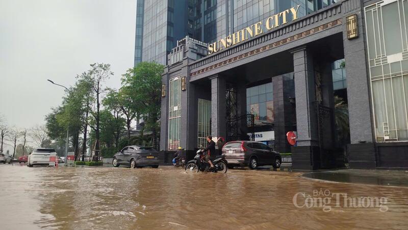 Cổng vào khu chung cư cao cấp Sunshine City bị nước nhấn chìm.