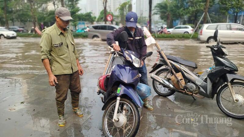 Một xe mô tô bị chết máy do đi qua tuyến đường ngập nước.