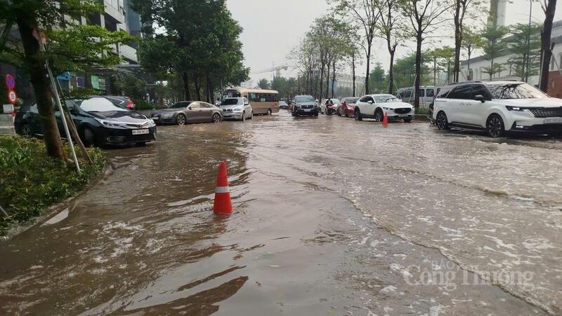 Nhiều đoạn đường ngập sâu từ 20 - 50 cm.