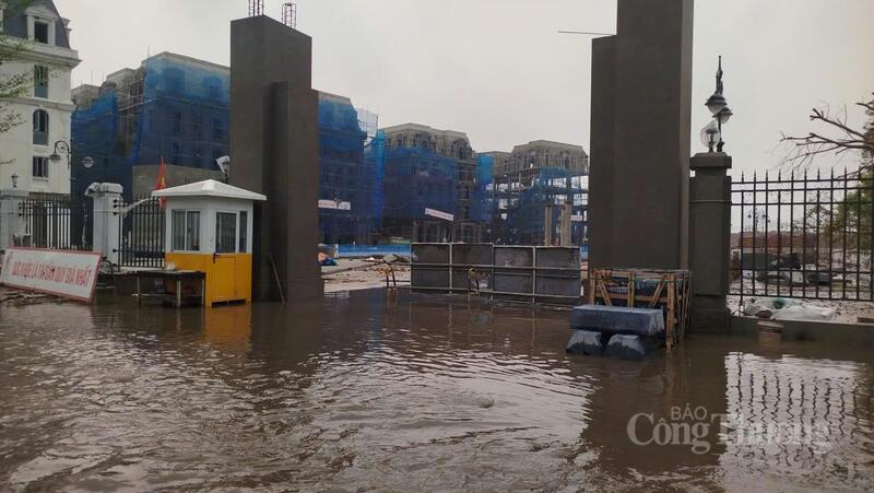 Công trình đang thi công cũng bị đình trệ do ngập nước.