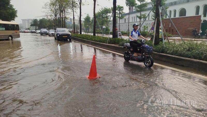 Nước đen bốc mùi hôi thối dưới cống thoát nước đùn ngược lên mặt đường.