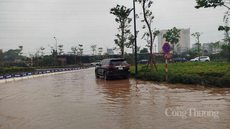 Các ngả đường dẫn vào khu đô thị Ciputra đều bị nước bủa vây.