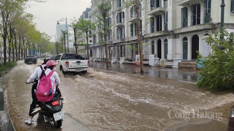 Hai nữ sinh không dám đi qua khu vực nước sâu do lo sợ xe gặp sự cố.