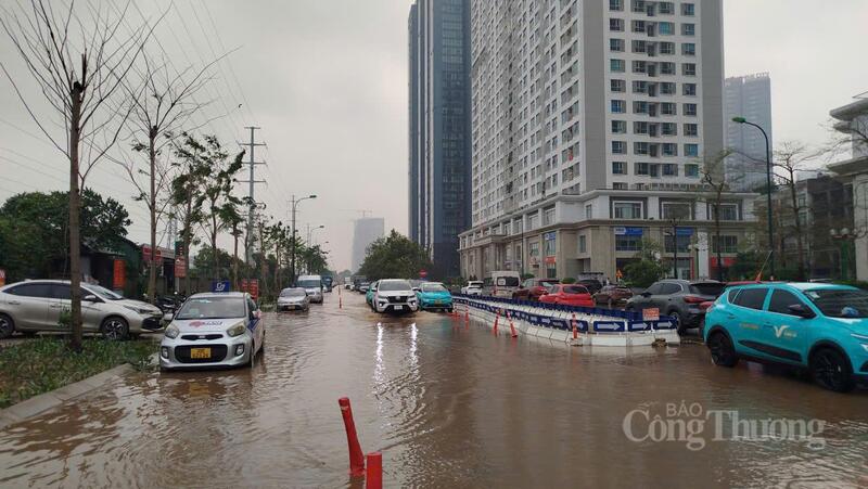 Tuyến đường nội khu dẫn vào khu chung cư IA 20, Sunshine City, khu đô thị Ciputra ngập sâu trong biển nước.