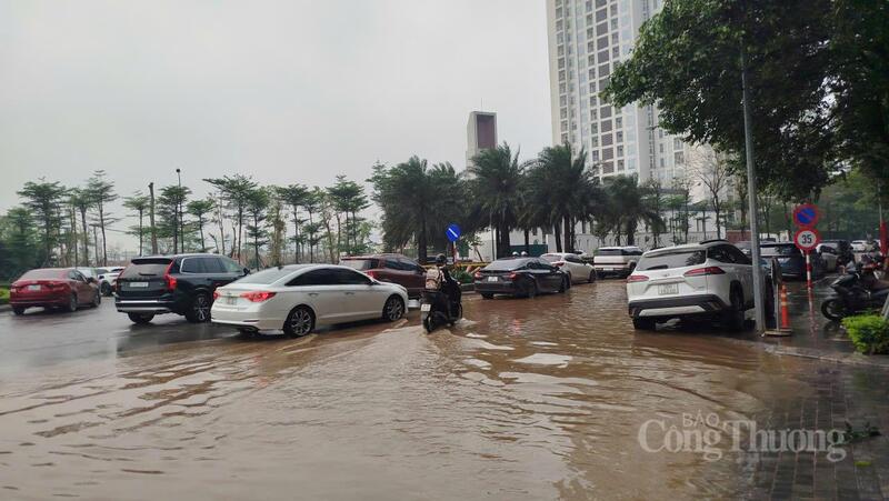 Các tuyến đường ngập sâu trong nước khiến giao thông đi lại của người dân gặp nhiều khó khăn.