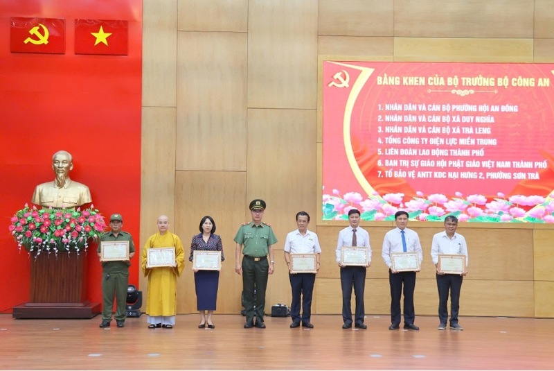 Tổng giám đốc EVNCPC Ngô Tấn Cư (thứ 4 từ phải sang) nhận Bằng khen của Bộ trưởng Bộ Công an. Ảnh: Phương Nam