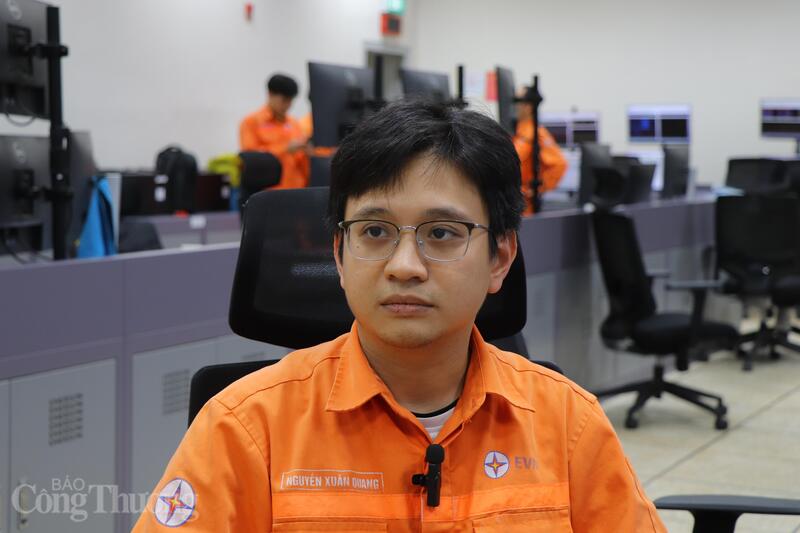 Ông Nguyễn Xuân Quang, Trưởng ca Điều khiển trung tâm. Ảnh: Thanh Tuấn