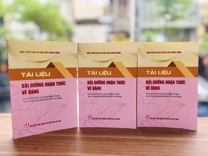 "Tài liệu bồi dưỡng nhận thức về Đảng". Ảnh: Nhà xuất bản Chính trị quốc gia Sự thật