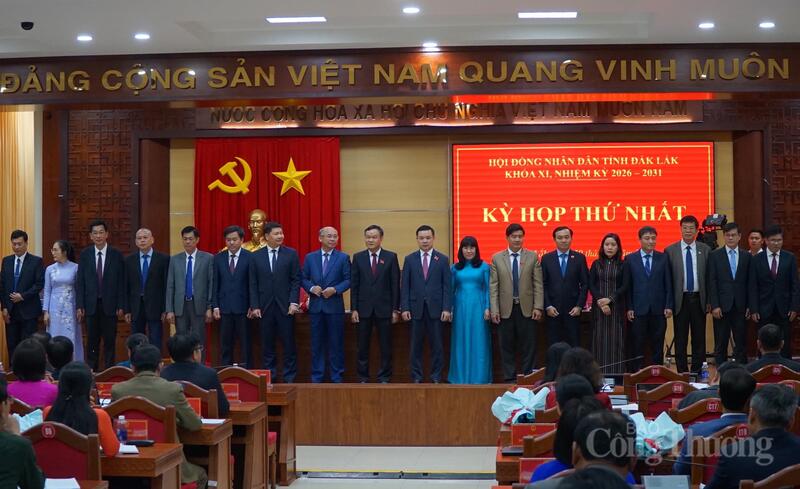 Chủ tịch, các Phó Chủ tịch và các thành viên UBND tỉnh Đắk Lắk. Ảnh: Vũ Long