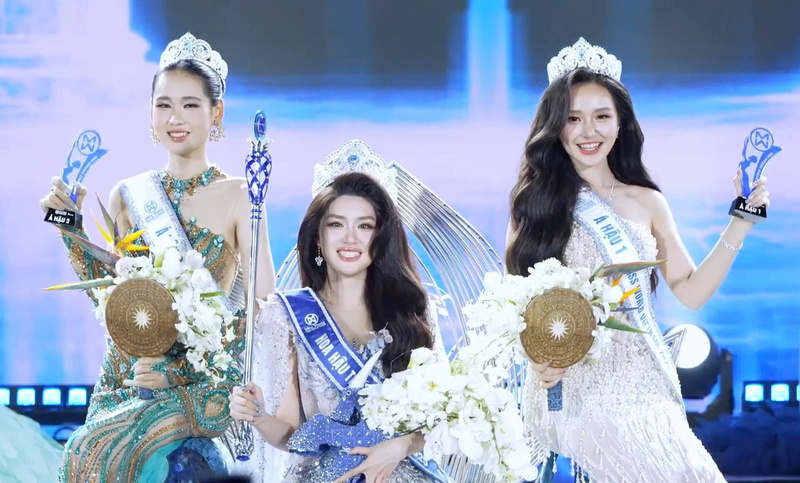 Hoa hậu Phan Phương Oanh (giữa) rạng rỡ trong giây phút đăng quang Miss World Vietnam 2025.
