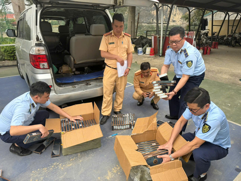 Đội Quản lý thị trường số 6 phối hợp cùng Phòng Cảnh sát giao thông Công an tỉnh Lạng Sơn phát hiện cá nhân buôn bán gần 1.000 bao thuốc lá điếu nhập lậu.