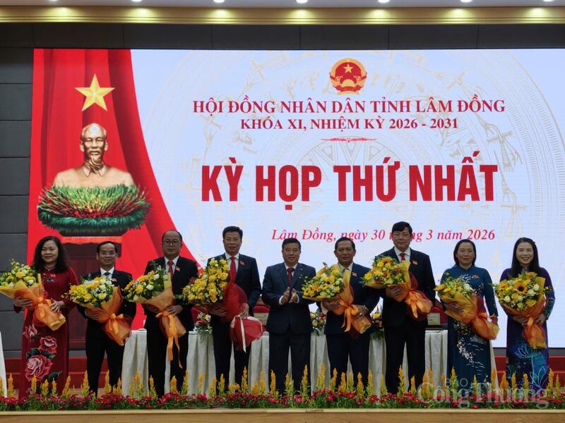 Bí thư Tỉnh uỷ Lâm Đồng tặng hoa chúc mừng Chủ tịch HĐND và các Phó Chủ tịch HĐND tỉnh Lâm Đồng. Ảnh: Lê Sơn