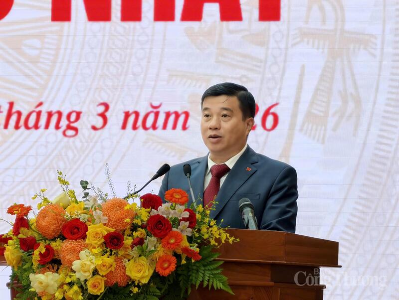 Bí thư Tỉnh uỷ Lâm Đồng Y Thanh Hà Niê Kđăm phát biểu tại kỳ họp. Ảnh: Lê Sơn.