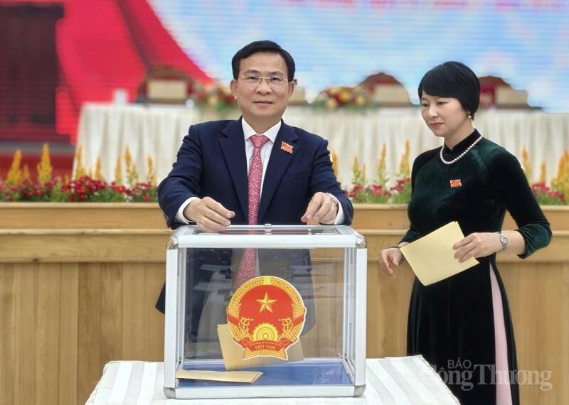 Các đại biểu tiến hành bỏ phiếu bầu các chức danh lãnh đạo HĐND, UBND tỉnh Lâm Đồng. Ảnh: Lê Sơn