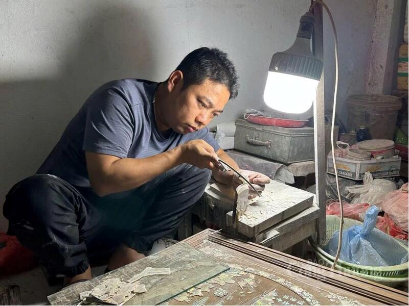 Anh Vũ Văn Minh đang thực hiện công đoạn sen lọng trong khâu cưa ốc theo bản vẽ. Ảnh: Dương Thảo