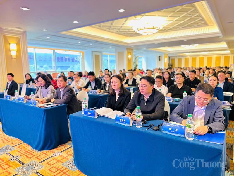 Lễ ký kết diễn ra trong khuôn khổ Hội nghị Kết nối doanh nghiệp thương mại xuất nhập khẩu Việt - Trung tổ chức tại thành phố Côn Minh (tỉnh Vân Nam, Trung Quốc). Ảnh: Đỗ Nga