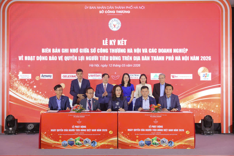 Ông Nguyễn Phương Sơn - Giám đốc Đối ngoại Amway Việt Nam (ngoài cùng bên phải) ký kết Biên bản ghi nhớ cùng Sở Công Thương về hoạt động bảo vệ quyền lợi người tiêu dùng trên địa bàn TP. Hà Nội.