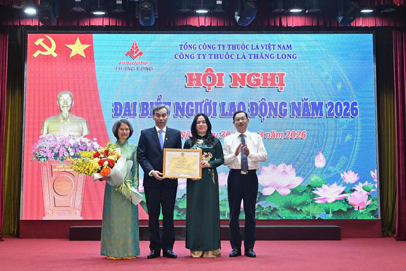 Ông Hồ Kỳ Quốc Hùng, Chủ tịch Công đoàn Vinataba trao Bằng khen của Tổng Liên đoàn Lao động Việt Nam tập thể có thành tích xuất sắc.