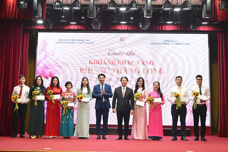 Lãnh đạo công ty trao giải Cuộc thi khoảnh khắc vàng phụ nữ Thăng Long.