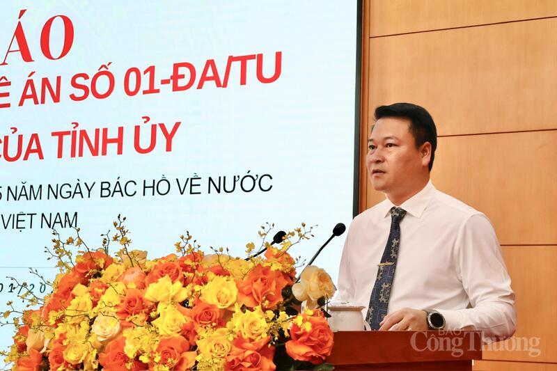 Ông Nguyễn Quốc Trung, Giám đốc Sở Văn hóa, Thể thao và Du lịch Cao Bằng báo cáo tại hội nghị. Ảnh: Phong Lâm