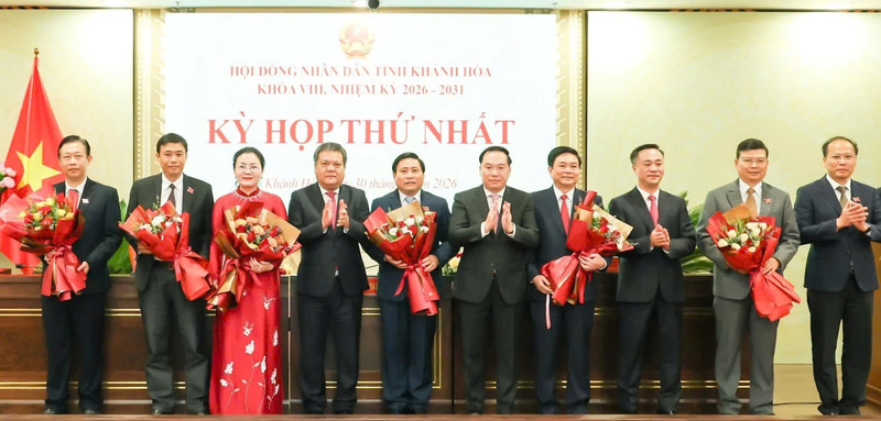 Chủ tịch HĐND và các Phó Chủ tịch HĐND tỉnh Khánh Hoà khoá VIII nhận hoa chúc mừng từ Bí thư Tỉnh uỷ, các Phó Bí thư Tỉnh uỷ.