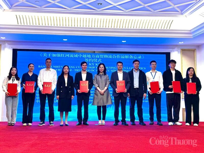 Lễ ký kết Bản ghi nhớ về tăng cường hợp tác thương mại và logistics Việt Nam - Trung Quốc lưu vực sông Hồng. Ảnh: Minh Trang