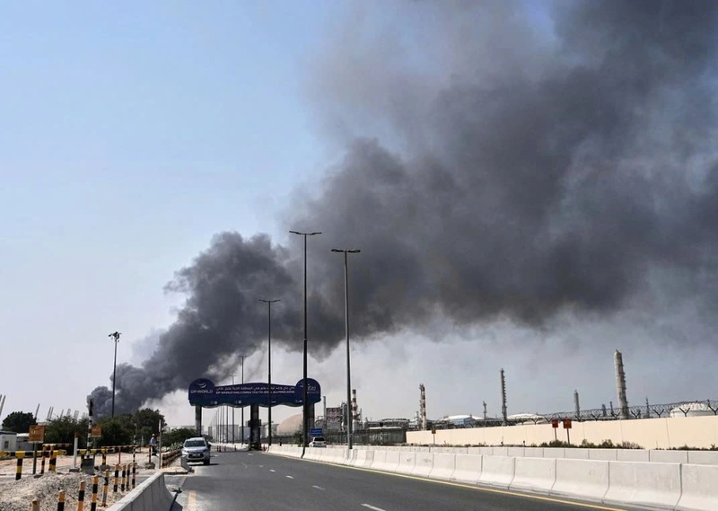 Khói bốc lên sau một cuộc không kích của Mỹ vào Iran. Nguồn: AP