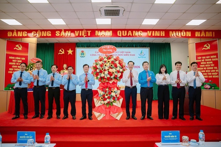 Lãnh đạo Tập đoàn Hoá chất Việt Nam tặng lẵng hoa chúc mừng hội nghị