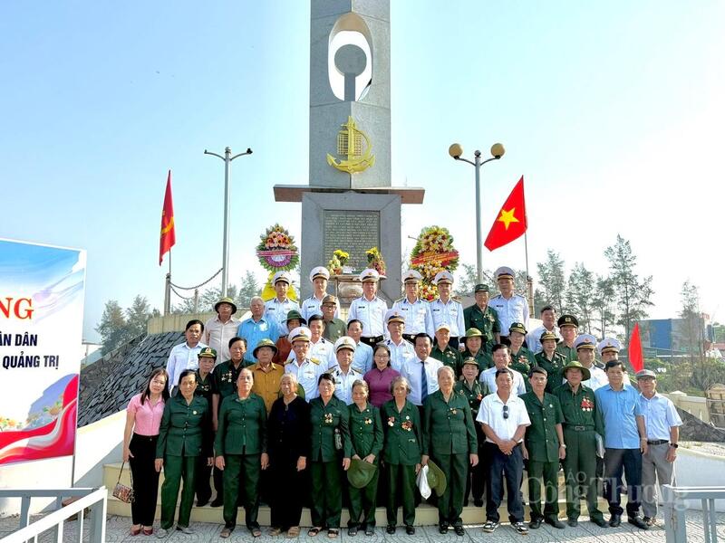 Đoàn công tác cùng các cựu thanh niên xung phong tại Qảung Trị chụp hình lưu niệm tại Đài chiến thắng Cửa Việt