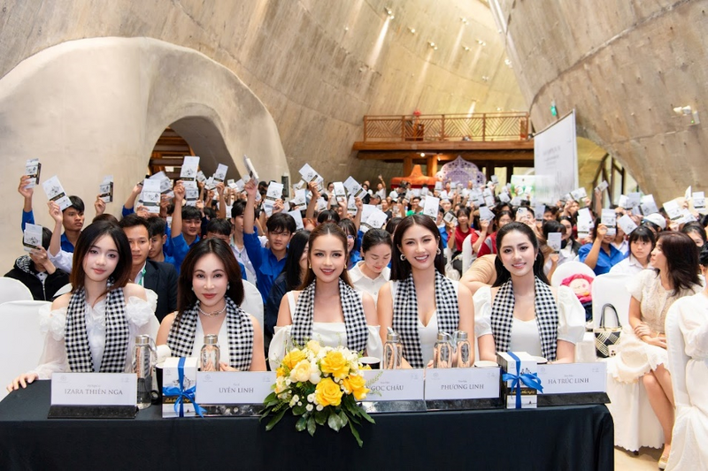 Tủ sách Nền tảng đổi đời do Chủ tịch Trung Nguyên Legend Đặng Lê Nguyên Vũ tuyển chọn đã được trao tặng đến các bạn trẻ sinh viên, chiến sĩ.